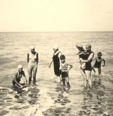 Aux bains de mer, identification?