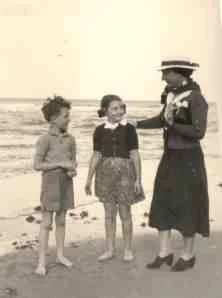 Tante Suzon, Brigitte et Yves, sur la plage