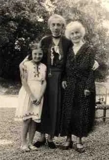 Tantine, Nany et Brigitte, août 35
