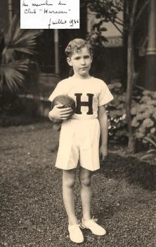 Yves, en uniforme du club sportif local.