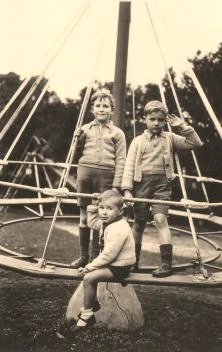 Jean-Paul, Jean-Louis et Yves, au jardin d'enfants du club de tennis, juillet 35
