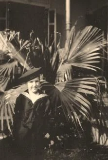 Yves en costume marin, jardin de l'avenida Pellegrini.