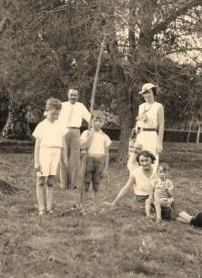 Casilda, octobre 36, de g à d: Yves, Toutouni, Jean-Paul, Tante Maine, Maman, Jean-Louis