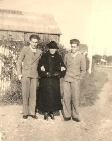 Michel, Nany (? ou Bonne-Maman ?) et François