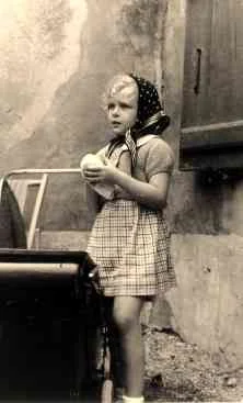 Aline Dessus, fille de Gabriel Dessus (oncle Gaby) et Tante Colette, août 37