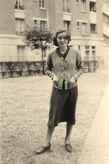 Antoinette Dupuis, cousine germaine de Papa, habitait avec ses parents (une soeur de Bonne-Maman, Thérèse Dupuis ou Tété) au 2, av. Dode de la Brunerie