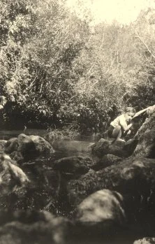 Jean-Louis sur le bord du Riachuelo, mars 39