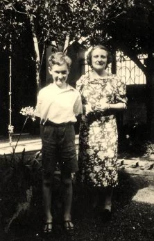 Yves et Mlle Léger, son institutrice, qui lui a fait suivre le cours Hattemer par correspondance jusqu'à l'entrée en 6ème en France en 1939 (il n'avait alors que 9 ans)