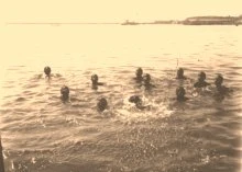 V0017 - Noirs au bain dans la rade