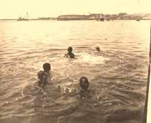 V0018 - Noirs au bain