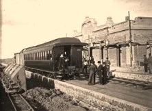 V0079 - 13 oct. 1907 - 1ère voiture dans la gare de Gonzales Catan. Jean est sur le marche-pied.