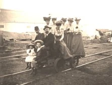 V0088 - 20/10/1907 - Familles sur une "zorra à pompe"