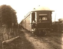V0153 - 18 mai 1909 - Santa Fé, la voiture Directoriale, Jean sur le marche-pied.
