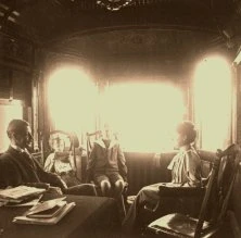 V0154 - 18 mai 1909 - Santa Fé, la voiture Directoriale, Hélène, Suzanne, Jean et un cadre de la CGBA dans le salon.