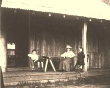 V0189 - 28 mai 1909, le rancho devant les chutes