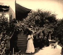 V0267 - Hélène devant la villa Beauséjour, 7 juillet 1910