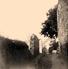 V0358 - Tlemcen, rue et minaret à Sidi Bou Médine