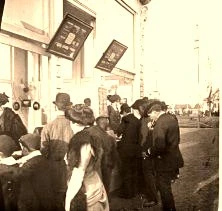 V1184 - Expo CF, vendeuse de cartes postales