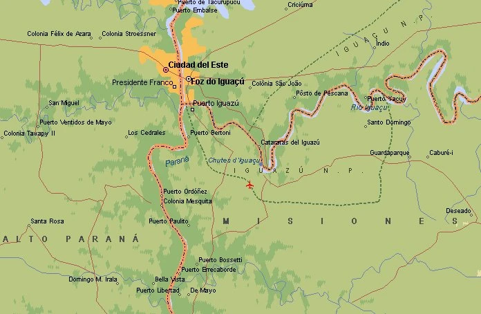 De la brume s'élève des eaux tumultueuses des chutes de l'Iguaçu, à l'extrémité nord de l'Argentine, non loin de sa frontière avec le Paraguay et le Brésil. Larges d'environ 4 km, les chutes de l'Iguaçu offrent une vu…