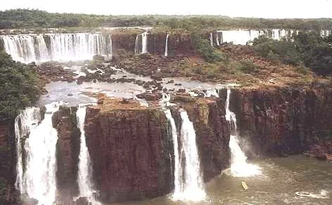 Les spectaculaires chutes d'Iguaçu se trouvent près de la frontière entre l'Argentine et le Brésil. La rivière d'Iguaçu se jette au-dessus de cataractes, dans un canyon appelé la Gorge du Diable, qui produit des chute…