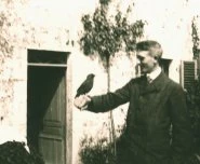 Jean et sa corneille apprivoisée,