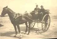 Vers 1920, voici la "bayeusaine", à la plage, conduite par Daddy, avec Jean à ses côtés