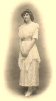 La photo de Maman, ci-dessus, date de juin 1915, à l'occasion de son premier bal chez Madame Hersent. Cette robe qui n'a plus été portée depuis se trouvait dans une malle au Prieuré. Je ne sais ce qu'elle est devenue.