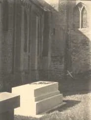 La tombe est située dans le cimetière de l'église de Vierville, non loin du château que l'on aperçoit.