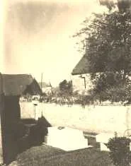 La tombe est située dans le cimetière de l'église de Vierville, non loin du château que l'on aperçoit.
