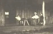 Jean, Hélène et Suzanne, devant l'"hotel",