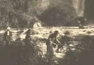 la passerelle avec Hélène, Jean (filet à papillon à la main), Suzanne à coté du guide. 28mai