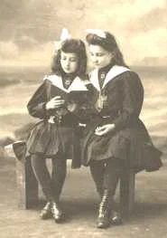 Simone et Suzanne, vers 1908