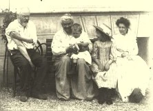 V7114 - 1899 - Arsène, Emilie, Jean, ?, Hélène - chez Arsène, mais où?