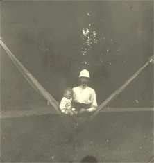V7203 - vers 1899, Jean et son père Louis dans un hamac