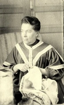 la couture (vers 1900?)