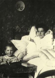V7117 - à la naissance, avec Hélène et Jean, février 1902
