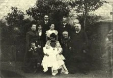 De g à d : Marc Feige, Arsène Cordelle, Emilie Cordelle, Louis Cordelle, Hélène et ses 2 jumelles, Thérèse Feige, Charles Feige, Mme Marc Feige, Jean Cordelle, Léonie Tourte