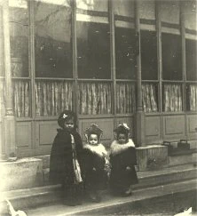 V7210 - Jean,Suzanne et Germaine
