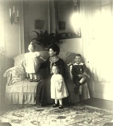 V7302 - Hélène et ses 3 enfants
