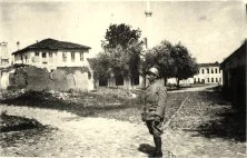 Juin 1917. Une vue sur le quartier israëlite, maisons démolies et grande mosquée au premier plan, mon fidèle ordonnance actuellement en plene crise de paludisme!