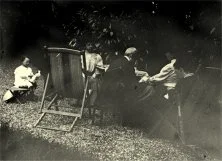 V1320 - Suzanne, Hélène, Louis, ?, ?, installés dans un jardin.