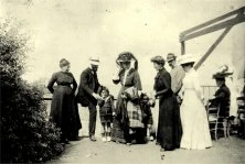 à la plage, Hélène, André, Léonie, Suzanne, et des amis , vers 1905