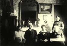 chez Arsène Cordelle, Hélène et d'autres personnes, vers 1897, où?