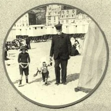Arsène Cordelle avec ses deux petits enfants,