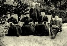 chez Arsène (au centre) et Emilie Cordelle, Georges Prouveur à droite, Marthe Prouveur et sa soeur Mlle Dupré à gauche,
