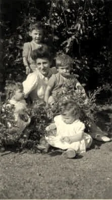 Thérèse Chedal et ses enfants: Pierre-Antoine, Patrice, Isabelle et Etienne