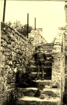 Laurent, sur le vieil escalier