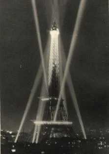 La Tour Eiffel illuminée, vue de la terrasse avenue de Lamballe