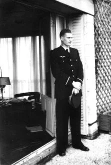 Yves dans son nouvel uniforme de l'armée de l'air, sur la terrasse du 27 avenue de Lamballe.