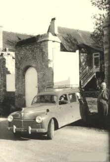 1952, à droite oncle Georges devant son portail, dans la voiture: Toutouni